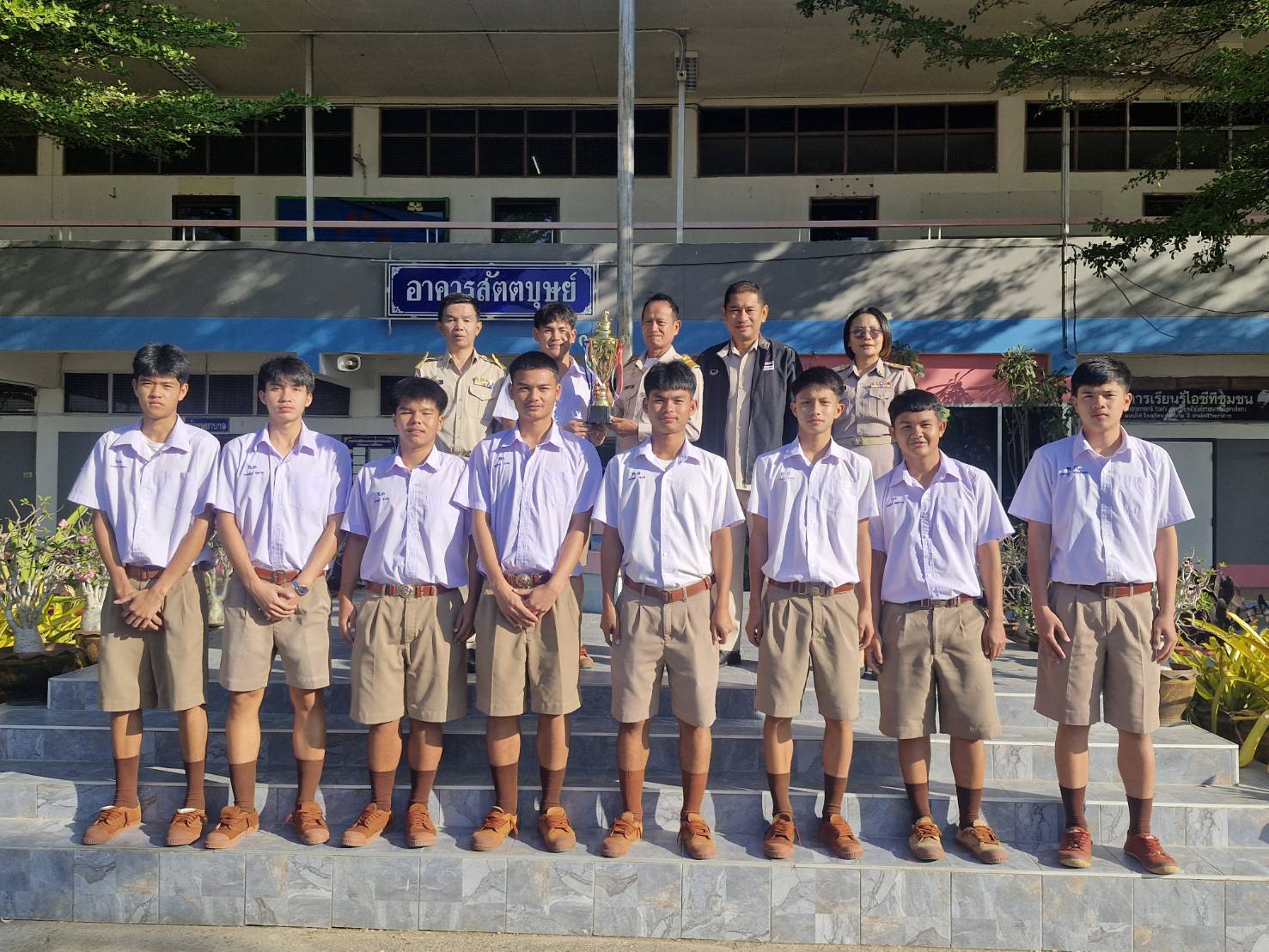 โรงเรียนเทศบาล 3 สามัคคีวิทยาคาร ภายใต้การนำของ นางสาวพิศทยา  ไชยสงคราม นายกเทศมนตรีนครอุบลราชธานี โดย ว่าที่ร้อยตรีอุดม  ร่วมรักษ์  ผู้อำนวยการสถานศึกษา พร้อมด้วยรองผู้อำนวยการสถานศึกษา และพนักงานครูบุคลากรทางการศึกษา ขอแสดงความยินดีกับนักเรียนคนเก่งคว้า